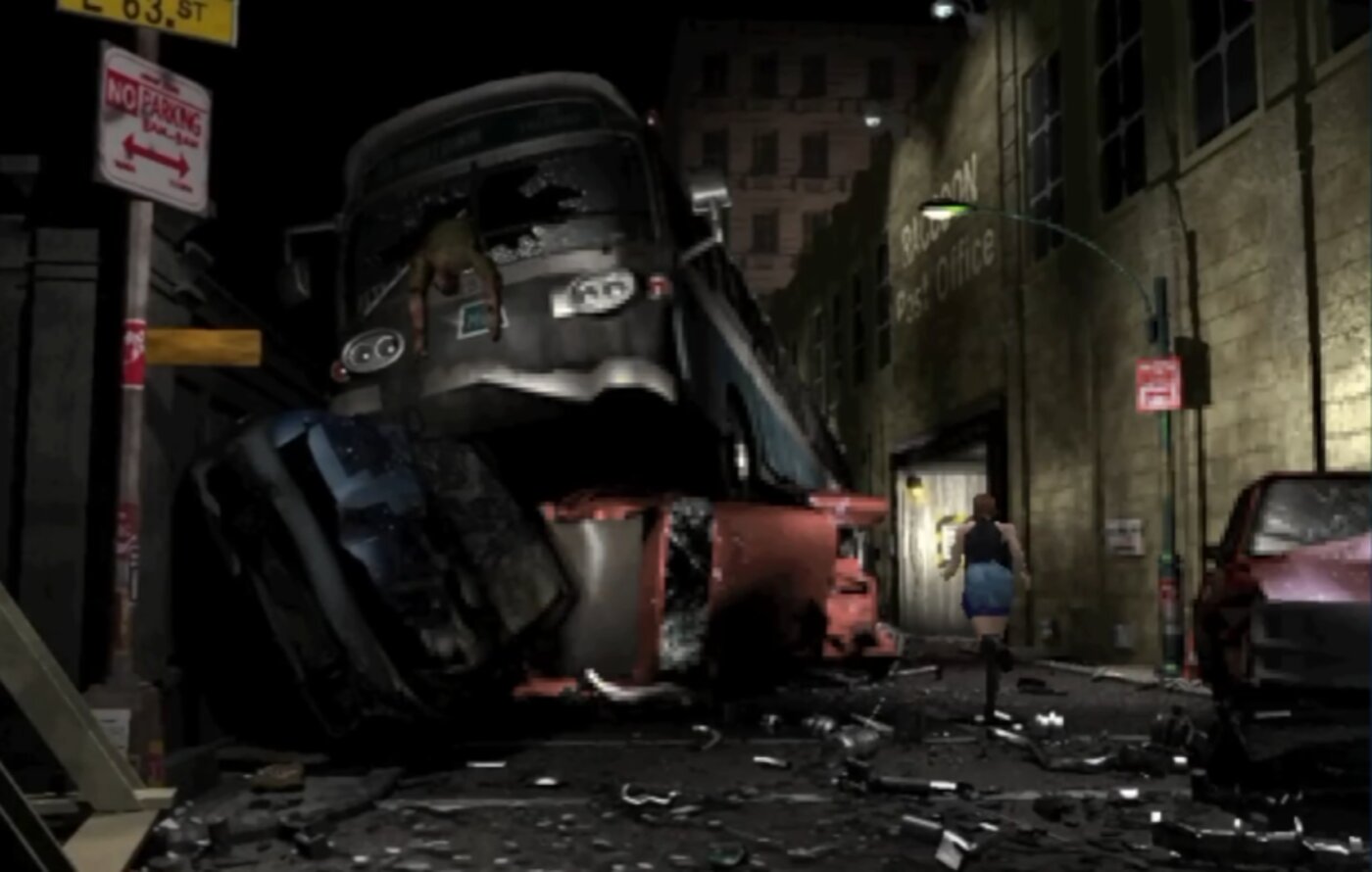 Rua destruída de Raccoon City, com um caminhão tombado e carros destruídos